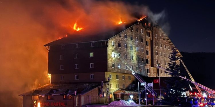 Incêndio em hotel de estação de esqui mata 66 pessoas na Turquia