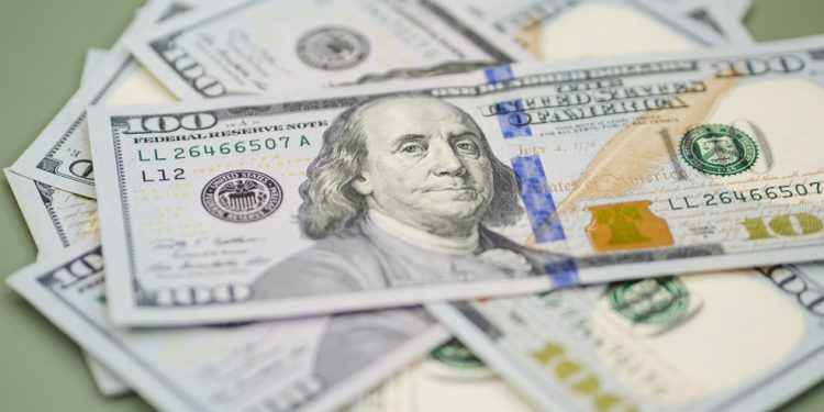 Dólar passa a cair e vai a R$ 6,03, com inflação ao consumidor dos EUA em foco; Ibovespa sobe