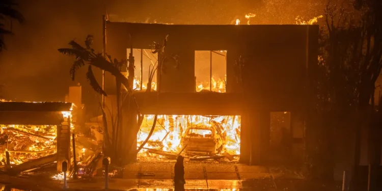 Sobe para 24 número de mortos em incêndios de Los Angeles