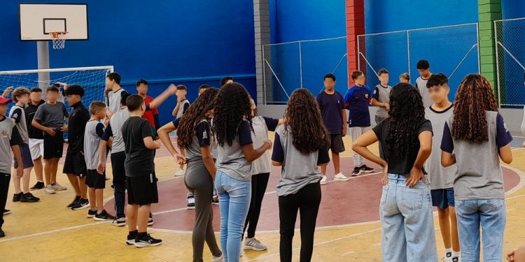 Cartas, jogos de tabuleiro e relógio de pulso: alunos e professores fazem balanço da volta às aulas sem celular nas redes pública e privada de SP