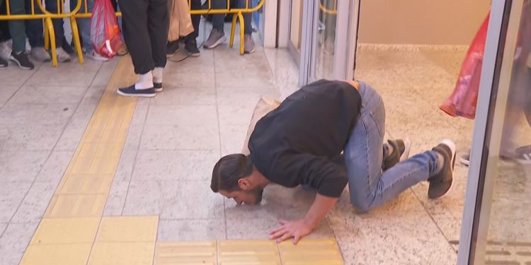 Deportado beija chão de aeroporto após chegada ao Brasil: ‘muito sofrimento’