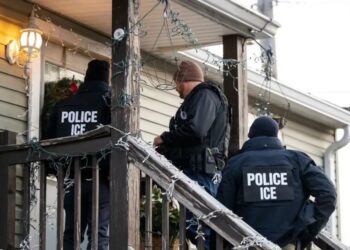 Alertas no WhatsApp e lockdown: brasileiros relatam estratégias para evitar agentes da imigração nos EUA