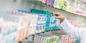 Conselho permite que farmacêuticos prescrevam medicamentos; entidades médicas apontam ilegalidade