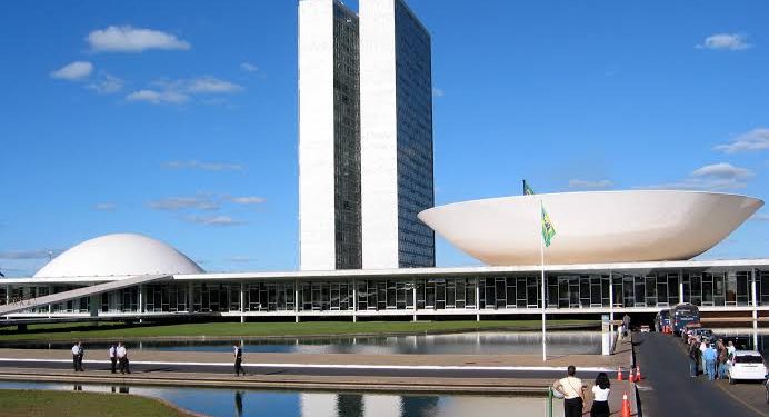 Congresso aumenta verba para trator e asfalto e corta da cultura e combate à violência contra mulher