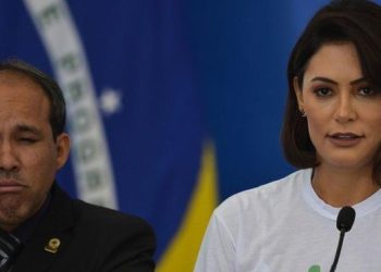 Michelle fala em “humilhações” após determinação de presença policial na casa de Bolsonaro