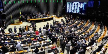 Cúpula do Congresso resiste a pressão após prisão de Bolsonaro, que deixa ala do STF indignada