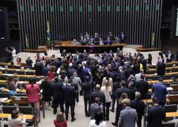 A Câmara dos Deputados aprovou na última quarta-feira o caráter de urgência para a tramitação de uma proposta que almeja dar anistia aos condenados por atos golpistas.