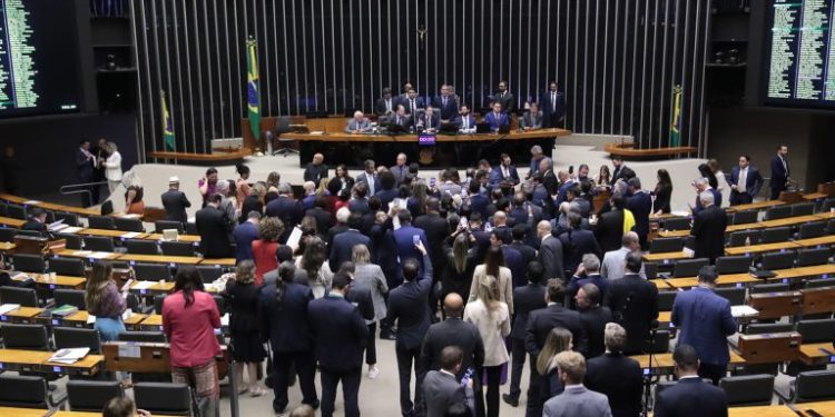 A Câmara dos Deputados aprovou na última quarta-feira o caráter de urgência para a tramitação de uma proposta que almeja dar anistia aos condenados por atos golpistas.