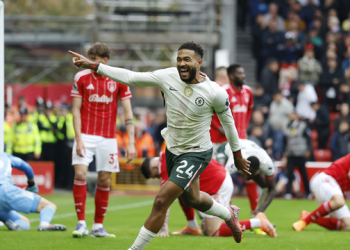 Chelsea deslancha no segundo tempo, vence e cola nos líderes