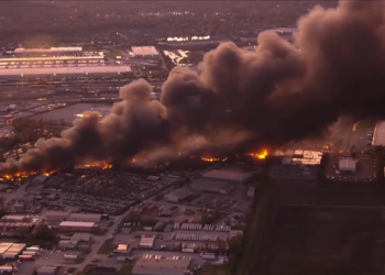 Avião de carga de grande porte cai em Louisville, nos EUA; 7 pessoas morreram