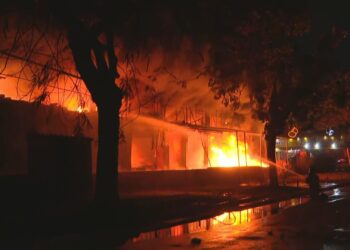 Incêndio de grandes proporções atinge a Ceasa, no Rio; 4 bombeiros são atendidos