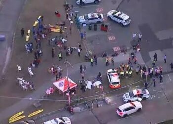 Atiradores matam 11 pessoas em evento judaico da Austrália; um suspeito é morto