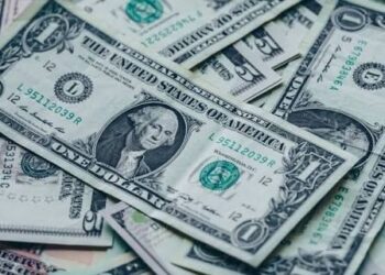 Dólar abre em alta ante real, mas perde força com ajuste a ganhos de pares emergentes