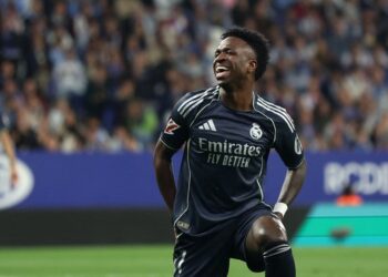 Com dois de Vini Jr., Real Madrid vence o Espanyol e atrasa título do Barcelona