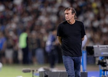 Cuca critica Gabigol e lamenta confusão entre Neymar e Robinho Jr. no Santos: “Não pode passar pano”