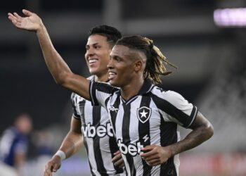 Palmeiras aumenta proposta por Danilo e aguarda decisão do Botafogo