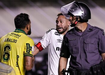 Reinaldo cobra providências e diz que cusparada de torcedor do Santos é “nojenta