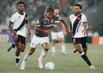 John Kennedy, do Fluminense, volta a ser internado durante recuperação de cirurgia