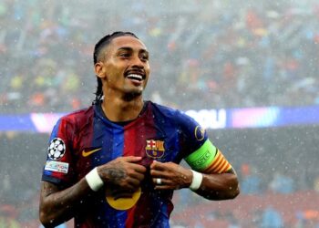 Raphinha marca duas vezes, Jesus deixa o dele, e Barça goleia o Feyenoord na estreia