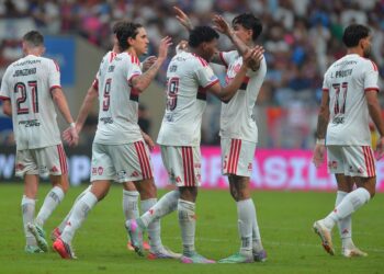 Análise: Flamengo reverte pressão em grande atuação, mantém liderança e corrige ataque antes de decisão